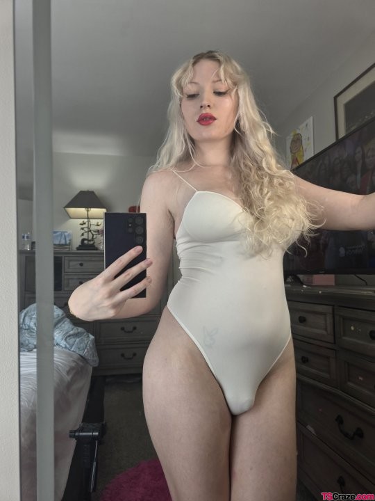 tgirl-bulge-selfie